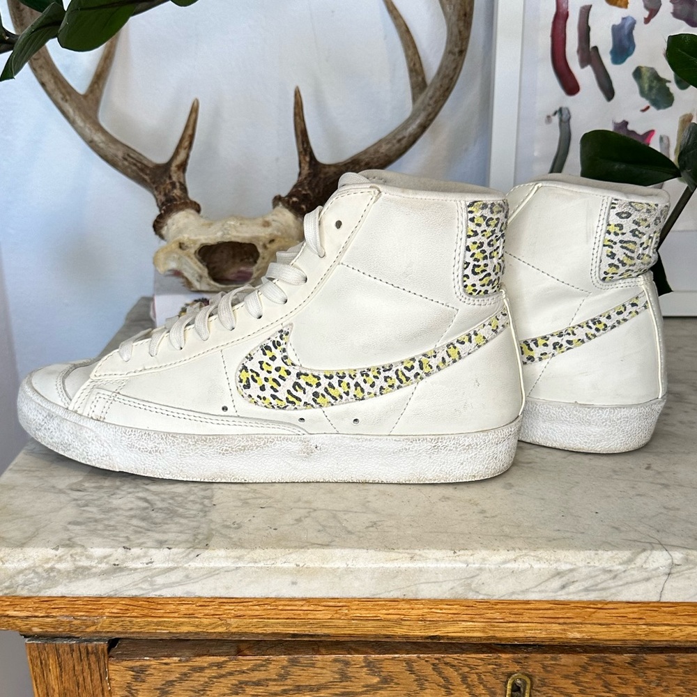 Nike blazer mid '77 se sneakers in snail/leopard 9
